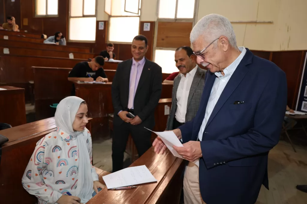 رئيس جامعة المنوفية يتفقد لجان امتحانات الترم الثاني بكلية العلوم 20 - جريدة المساء