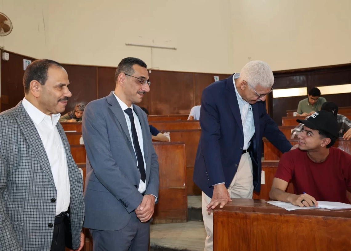 رئيس جامعة المنوفية يتفقد لجان امتحانات الترم الثاني بكلية العلوم 18 - جريدة المساء