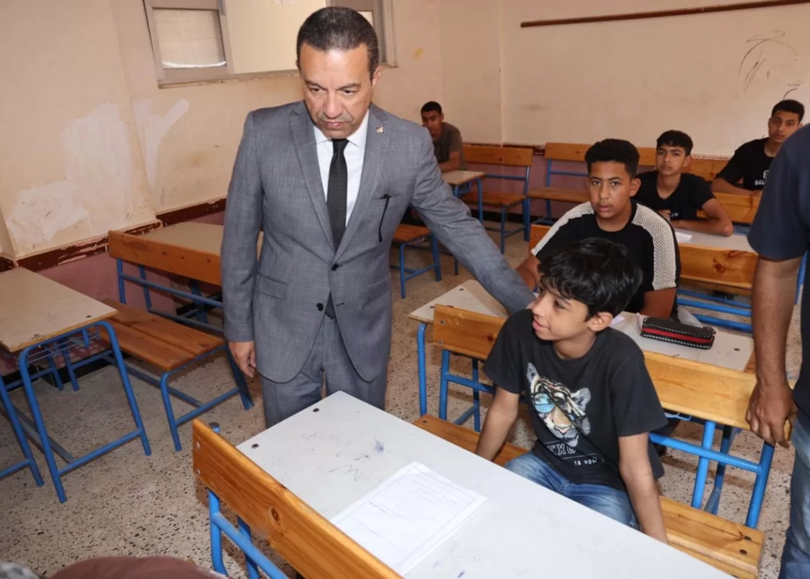 محافظ المنوفية يفاجئ عددا من لجان امتحانات الإعدادية بمدرسة طنبدى و يوجه بتوفير بدائل للملاحظين و المراقبين المتغيبين 19 - جريدة المساء