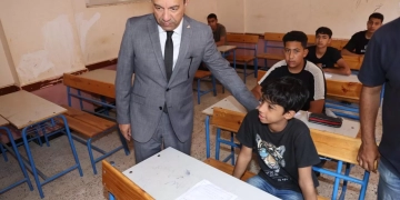 محافظ المنوفية يفاجئ عددا من لجان امتحانات الإعدادية بمدرسة طنبدى و يوجه بتوفير بدائل للملاحظين و المراقبين المتغيبين 1 - جريدة المساء
