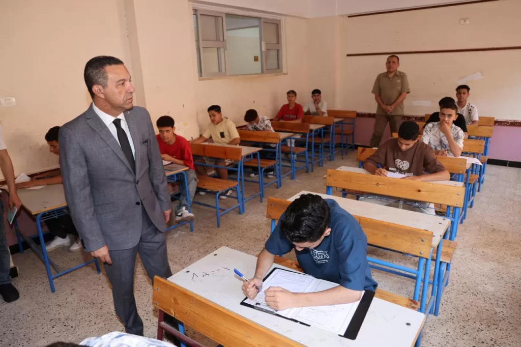 محافظ المنوفية يفاجئ عددا من لجان امتحانات الإعدادية بمدرسة طنبدى و يوجه بتوفير بدائل للملاحظين و المراقبين المتغيبين 21 - جريدة المساء