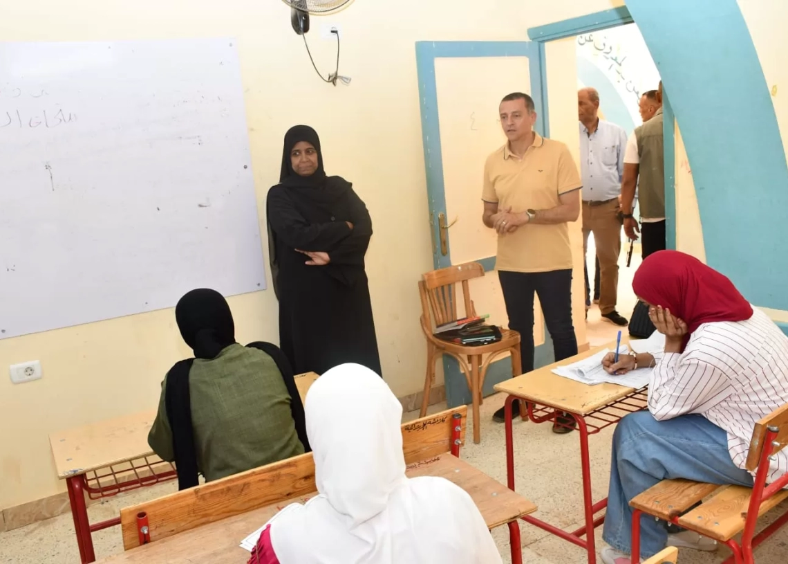 محافظ أسوان يفاجئ مدرسة كلابشة الجديدة ببحيرة ناصر لمتابعة إمتحانات الشهادة الإعدادية 17 - جريدة المساء