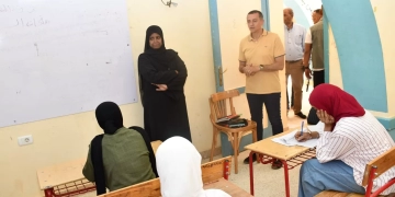 محافظ أسوان يفاجئ مدرسة كلابشة الجديدة ببحيرة ناصر لمتابعة إمتحانات الشهادة الإعدادية 1 - جريدة المساء