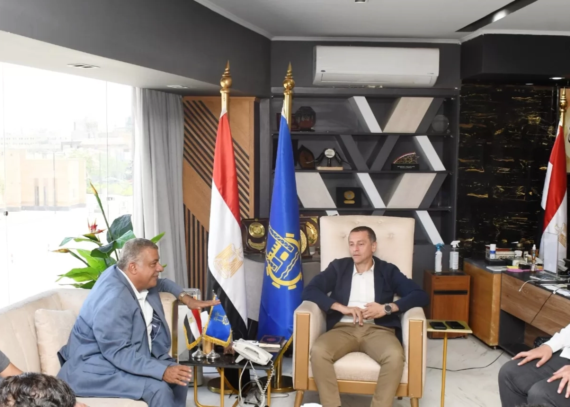 محافظ اسوان يلتقى مسئولى مصنع الأسمنت لبحث تنفيذ مشروع إنتاج الوقود البديل من المخلفات 19 - جريدة المساء