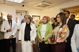 رئيسة القومي للمرأة تشيد بإبداعات الفنانات والحرفيات المشاركات في معرض “اصنع أخضر” 23 - جريدة المساء