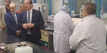 نائب وزير الصحة تفقد معامل الصحة العامة ويهنئها باعتماد فحوص الأغذية والمياه من اللجنة العليا بالمجلس الوطني للاعتماد 1 - جريدة المساء