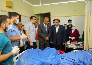 محافظ كفرالشيخ يطمئن على رئيسه قرية  تفتيش أبوسكين بالحامول بعد أن أشعل شاب النار فى سيارتها اعتراضا على تنفيذها لقرار إزالة 28 - جريدة المساء