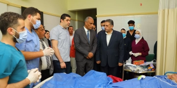 محافظ كفرالشيخ يطمئن على رئيسه قرية  تفتيش أبوسكين بالحامول بعد أن أشعل شاب النار فى سيارتها اعتراضا على تنفيذها لقرار إزالة 1 - جريدة المساء