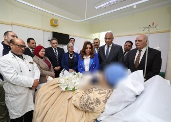 رئيسة قومي المرأة ووزيرة التنمية المحلية والبيئة ومحافظ كفرالشيخ فى زيارة للاطمئنان على رئيسة قرية تفتيش أبوسكين بالمستشفى العام عقب إصابتها أثناء تنفيذ إزالة تعديات على أرض زراعية 27 - جريدة المساء