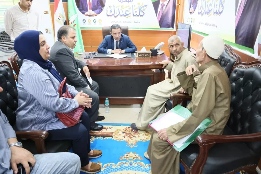 فى إطار مبادرة " كلنا عندك".. «الغريب» يلتقى 115 مواطنا علي مدار 6 ساعات و يستجيب لشكواهم بقرارات عاجلة و حلول فورية 19 - جريدة المساء