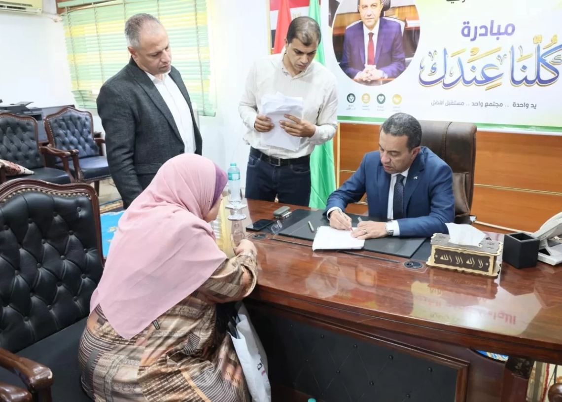 فى إطار مبادرة " كلنا عندك".. «الغريب» يلتقى 115 مواطنا علي مدار 6 ساعات و يستجيب لشكواهم بقرارات عاجلة و حلول فورية 17 - جريدة المساء