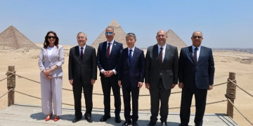 محافظ الجيزة يصطحب الوفد الصيني في جولة بالمنطقة الأثرية للأهرامات 1 - جريدة المساء