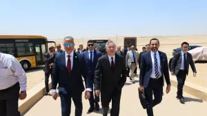 محافظ الجيزة يصطحب الوفد الصيني في جولة بالمنطقة الأثرية للأهرامات 19 - جريدة المساء