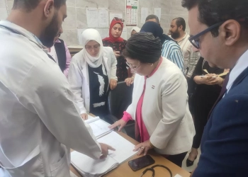 نائبة وزير الصحة تواصل جولتها الميدانية بسوهاج لتطوير خدمات الرعاية الأولية وتنمية الأسرة وصحة الأم والطفل 22 - جريدة المساء