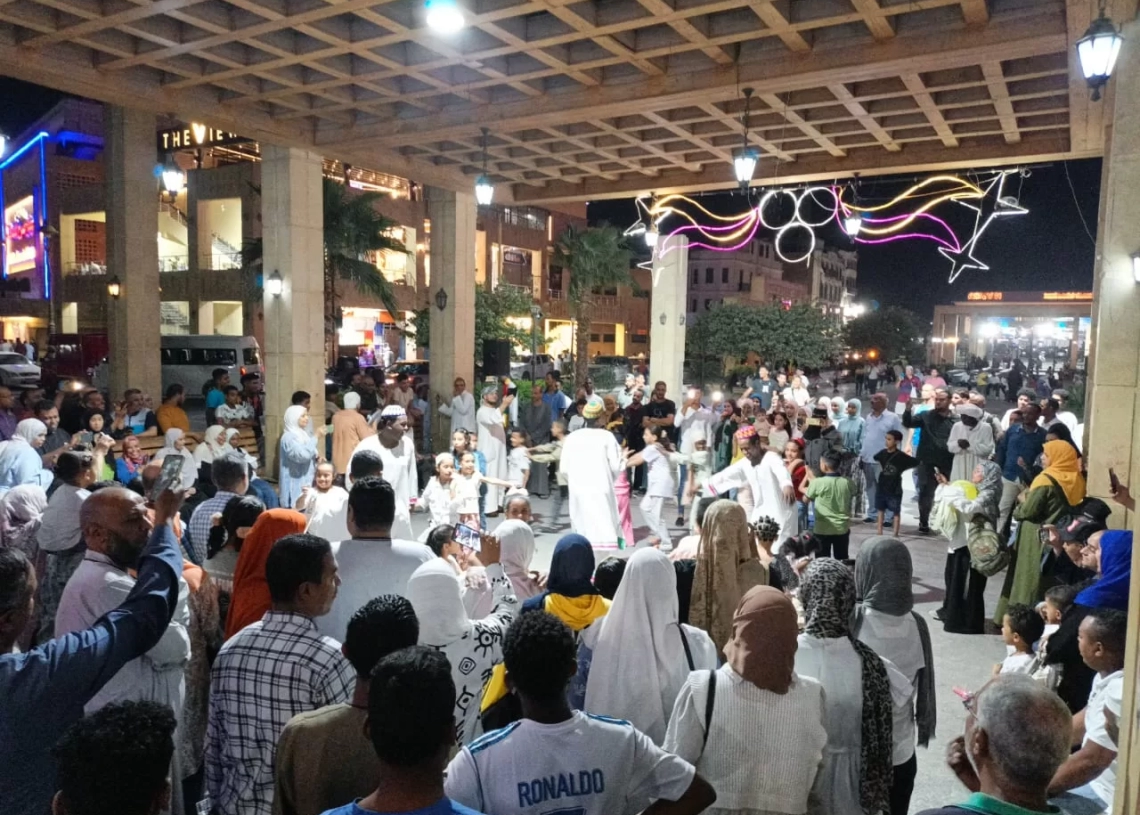 تفاعل جماهيرى مع عروض فرقة أسوان للفنون الشعبية بميدان المحطة ضمن فعاليات مبادرة "شارع الفن" 19 - جريدة المساء