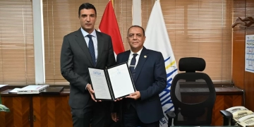 وزير الصناعة يتفقد العمليات الانتاجية بالهيئة العامة لشئون المطابع الاميرية ويبحث خطط تطوير الهيئة خلال المرحلة المقبلة 1 - جريدة المساء