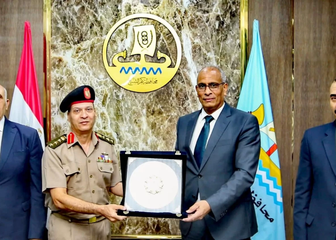 محافظ كفرالشيخ كرم المستشار العسكري للمحافظة تقديرًا لجهوده الوطنية المبذولة 15 - جريدة المساء