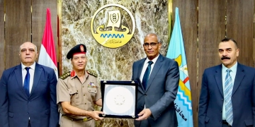 محافظ كفرالشيخ كرم المستشار العسكري للمحافظة تقديرًا لجهوده الوطنية المبذولة 1 - جريدة المساء