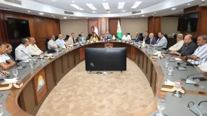 محافظ الجيزة يناقش مع شركات النظافة والمتعهدين تطبيق آلية الجمع من العقارات في عدد من الأحياء 15 - جريدة المساء