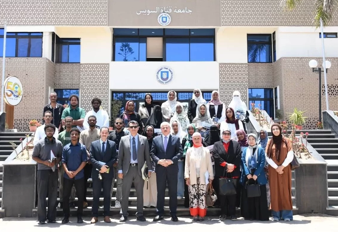رئيس جامعة القناة يكرم الطلاب الوافدين المتفوقين 18 - جريدة المساء