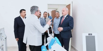 رئيس جامعة القناة يتفقد عيادات العلاج الطبيعي 1 - جريدة المساء