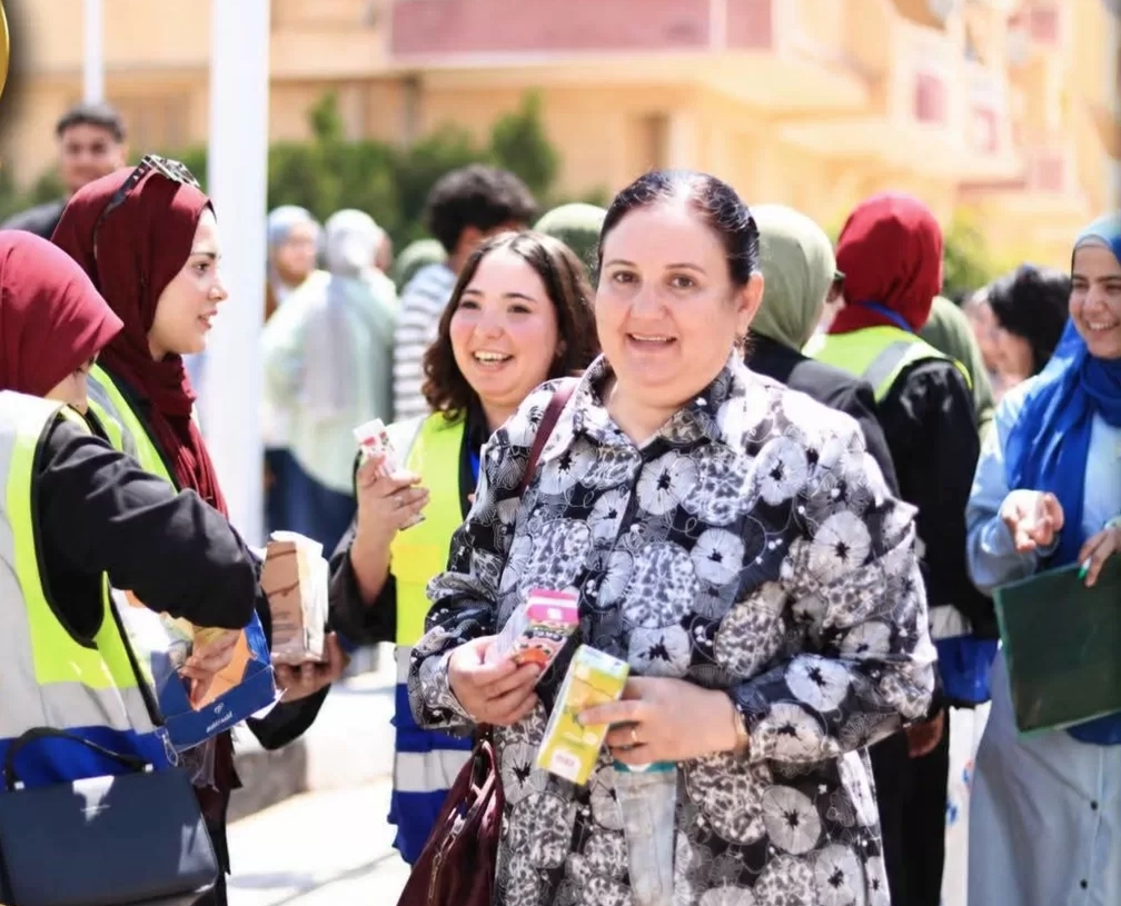 حزب "حماة الوطن"يوزع المياه و العصائر و الأقلام على الطلاب بمدينة السادات 19 - جريدة المساء