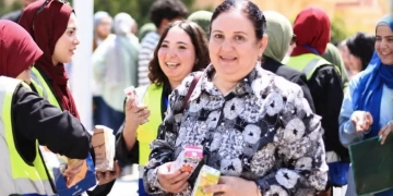 حزب "حماة الوطن"يوزع المياه و العصائر و الأقلام على الطلاب بمدينة السادات 1 - جريدة المساء