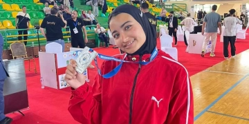 جامعة القناة تحتفي ببطلة الكاراتيه أريج رضا 1 - جريدة المساء