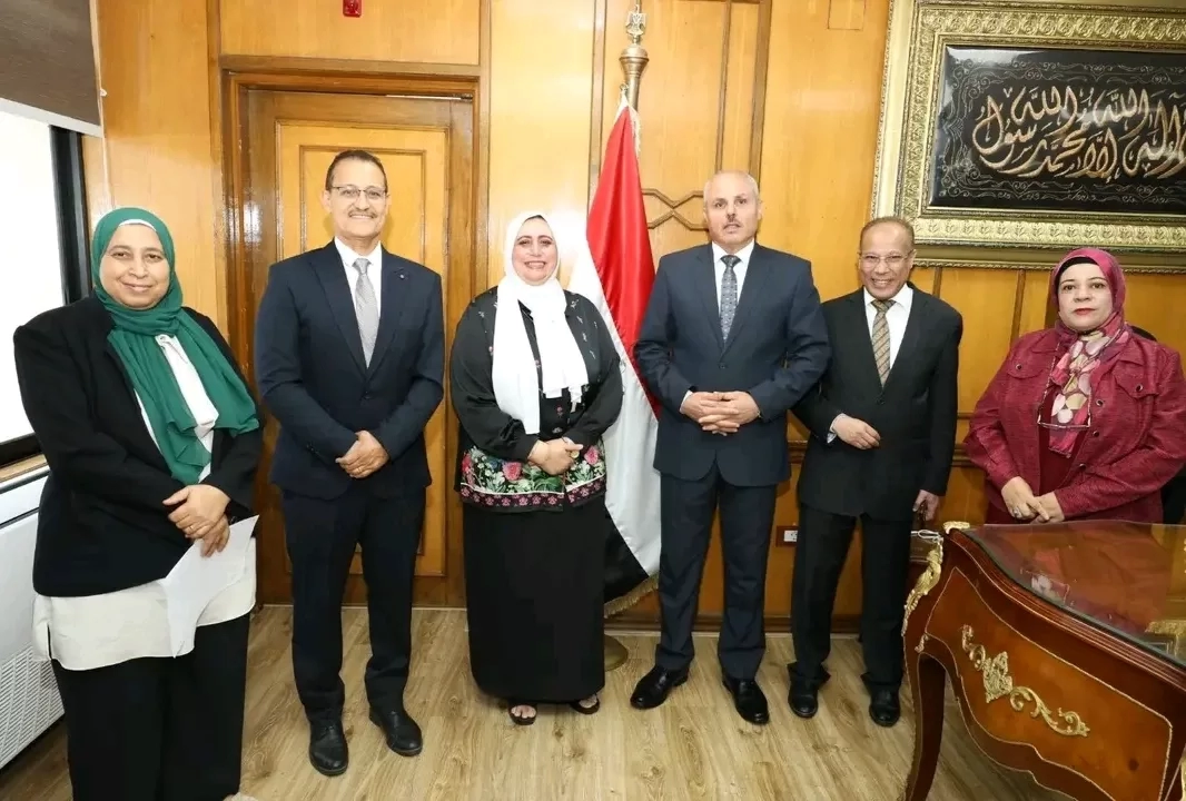 رئيس جامعة القناة يكرم الفائزين بجائزة الأداء المتميز 19 - جريدة المساء