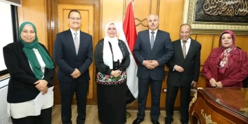 رئيس جامعة القناة يكرم الفائزين بجائزة الأداء المتميز 1 - جريدة المساء