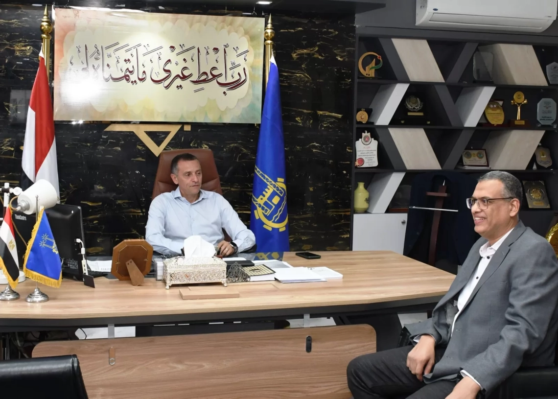 محافظ أسوان يلتقى برئيس الإدارة المركزية لفرع الهيئة العامة للطرق والكبارى الجديد 19 - جريدة المساء