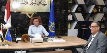 محافظ أسوان يلتقى برئيس الإدارة المركزية لفرع الهيئة العامة للطرق والكبارى الجديد 1 - جريدة المساء