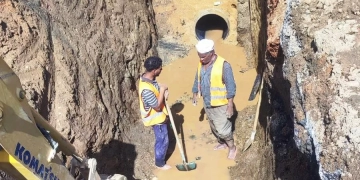 فى متابعة لحظية .. محافظ أسوان يتابع جهود إصلاح كسر خط طرد الصرف الصحى بالكرور 1 - جريدة المساء