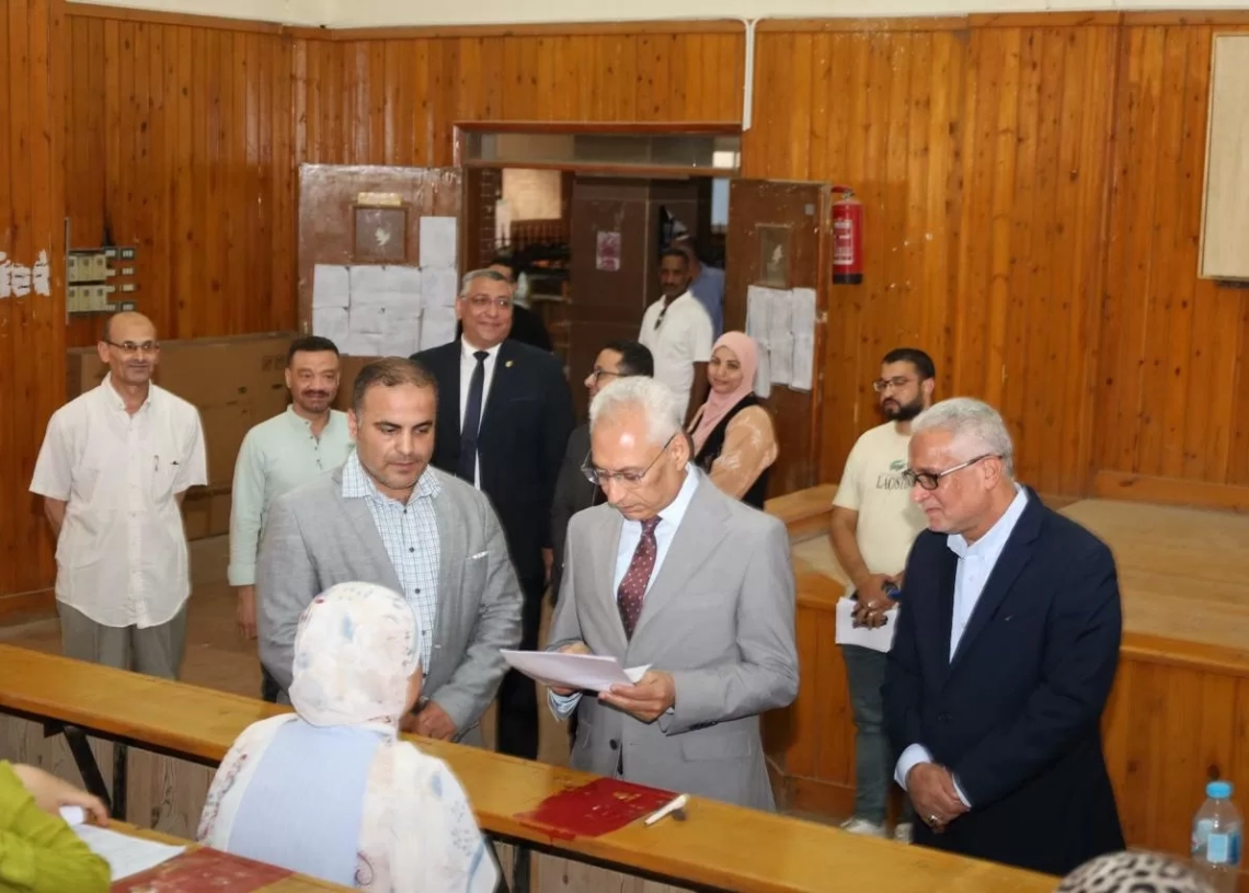 رئيس جامعة المنيا يتفقد امتحانات كلية التربية الفنية 19 - جريدة المساء