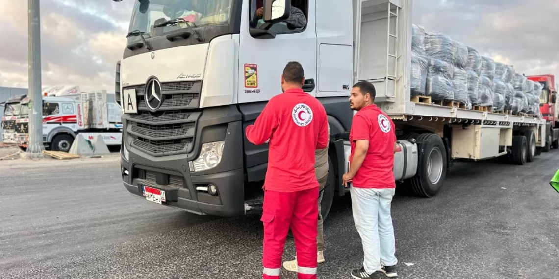 الهلال الأحمر يمد الأشقاء فى غزة بالمساعدات الشاملة