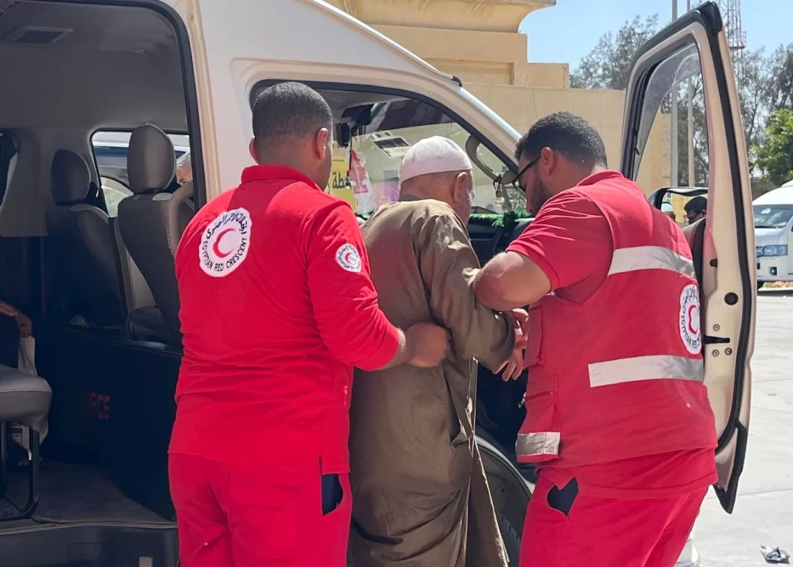 الهلال الأحمر المصري يستقبل الدفعة 47 من المصابين الفلسطينيين 18 - جريدة المساء الهلال الأحمر يستقبل المصابين من غزة