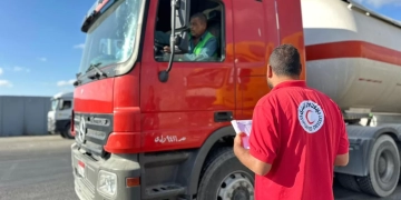 الهلال الأحمر يمد غزة بزاد العزة