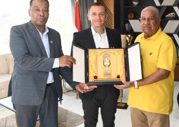 إهداء درع الإتحاد المحلى لنقابات عمال أسوان للمهندس عمرو لاشين تقديراً لدوره الملموس لدعم العاملين 25 - جريدة المساء
