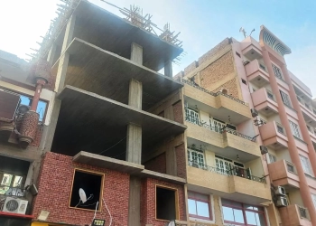 محافظ أسوان يرصد مخالفة بناء بدون ترخيص وإشغال رصيف للمشاة بطريق السادات . 23 - جريدة المساء
