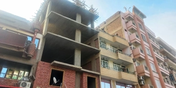 محافظ أسوان يرصد مخالفة بناء بدون ترخيص وإشغال رصيف للمشاة بطريق السادات . 1 - جريدة المساء