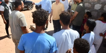 محافظ أسوان يزور قرية توماس وعافية على ضفاف بحيرة ناصر 1 - جريدة المساء