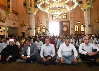 محافظ أسوان يؤدى صلاة الجمعة بالمسجد الجامع 21 - جريدة المساء