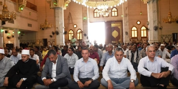محافظ أسوان يؤدى صلاة الجمعة بالمسجد الجامع 1 - جريدة المساء