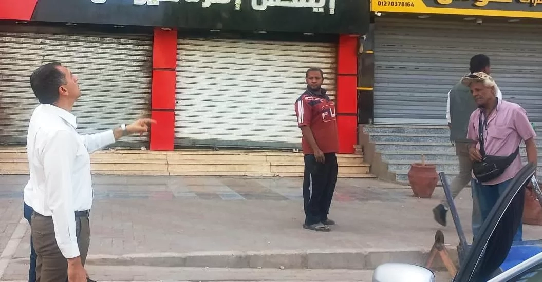 محافظ أسوان يرصد مخالفة بناء بدون ترخيص وإشغال رصيف للمشاة بطريق السادات .. ويوجه بإتخاذ الإجراءات القانونية 20 - جريدة المساء محافظ أسوان يرصد مخالفة بناء بدون ترخيص وإشغال رصيف للمشاة بطريق السادات .. ويوجه بإتخاذ الإجراءات القانونية 19 - جريدة المساء
