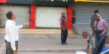 محافظ أسوان يرصد مخالفة بناء بدون ترخيص وإشغال رصيف للمشاة بطريق السادات .. ويوجه بإتخاذ الإجراءات القانونية 2 - جريدة المساء محافظ أسوان يرصد مخالفة بناء بدون ترخيص وإشغال رصيف للمشاة بطريق السادات .. ويوجه بإتخاذ الإجراءات القانونية 1 - جريدة المساء