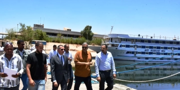 محافظ أسوان يواصل المتابعة الميدانية لجهود احتواء تداعيات غرق صندل ببحيرة ناصر 2 - جريدة المساء محافظ أسوان يواصل المتابعة الميدانية لجهود احتواء تداعيات غرق صندل ببحيرة ناصر 1 - جريدة المساء