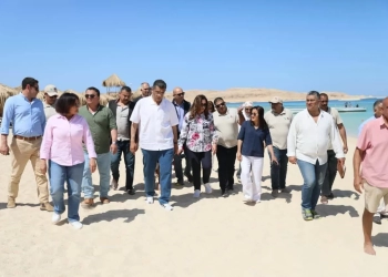 وزيرة التنمية المحلية والبيئة ومحافظ البحر الأحمر يتفقدان الأنشطة السياحية والبيئية بمحميات المحافظة 21 - جريدة المساء