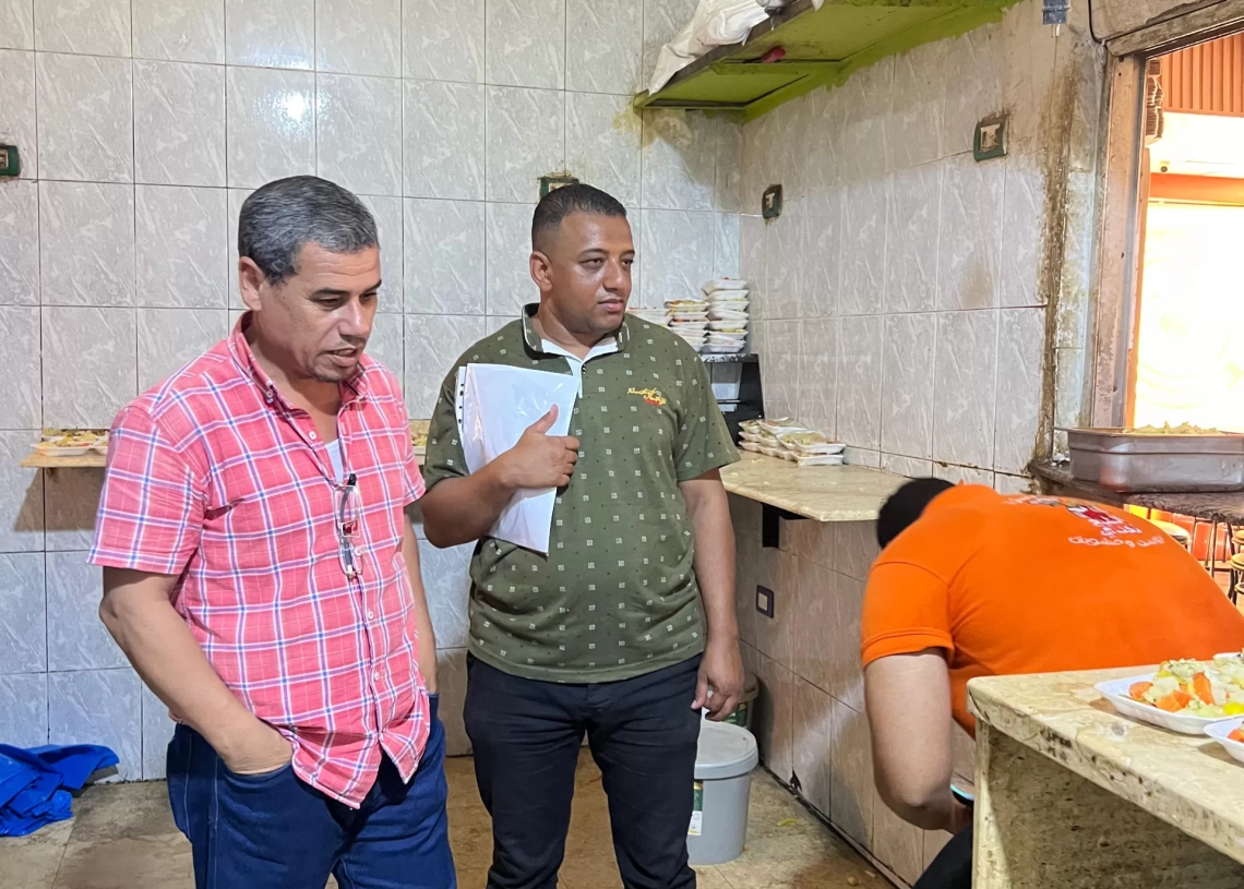حملة رقابية مكثفة بسفاجا تضبط مخالفات غذائية وتوصي بغلق 3 منشآت غير مرخصة 17 - جريدة المساء