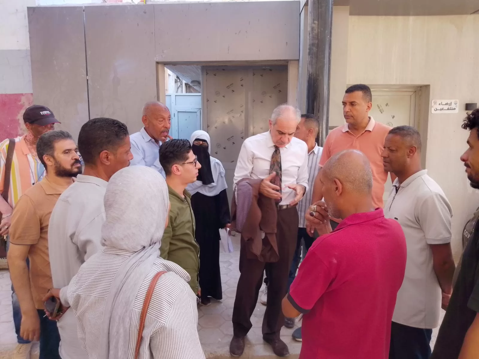 رئيس جامعة أسوان يتابع على مدار الساعة آثار الحريق بالمبنى الإداري.. ويوجه بسرعة إعادة التأهيل واستمرار الخدمات الطبية بكامل طاقتها بالتنسيق مع محافظ أسوان