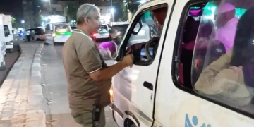 محافظ أسوان يشدد على تكثيف حملات لجنة السيرفيس لإعادة الإنضباط وتوفير وسائل النقل للمواطنين .. وضبط 35 سيارة ميكروباص مخالفة لخطوط السير 1 - جريدة المساء